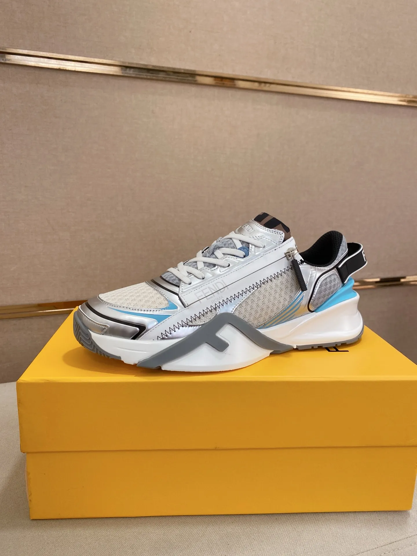 Men's shoes💰: 540💰(Higher version) [Fendi] Fendi's latest casual shoes for men! Available at counters simultaneously! A one-to-one replica of the original. Made entirely of imported top-grain calfskin, the interior is made of top-grain water-dyed cowhide, and the original factory-supplied rubber outsole. Leading new fashion concepts. Matching code: 38-44 can be customized, 45 is not returnable!